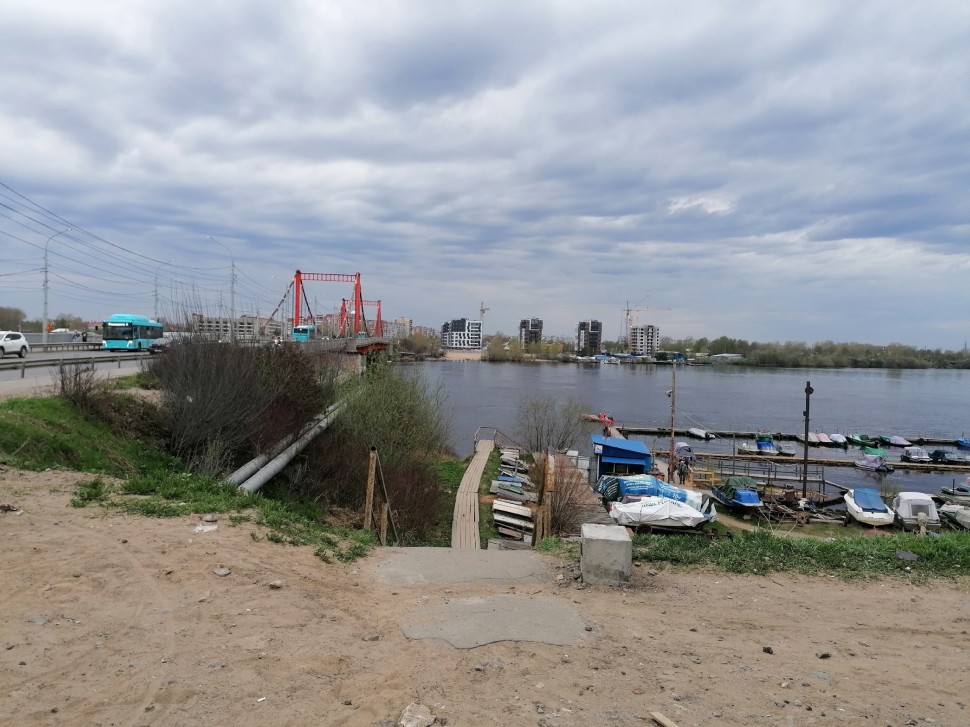 В Архангельске спасатели эвакуировали детей с опоры Кузнечевского моста